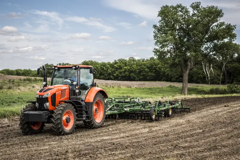 Tractor cu cultivator pe brazdă
