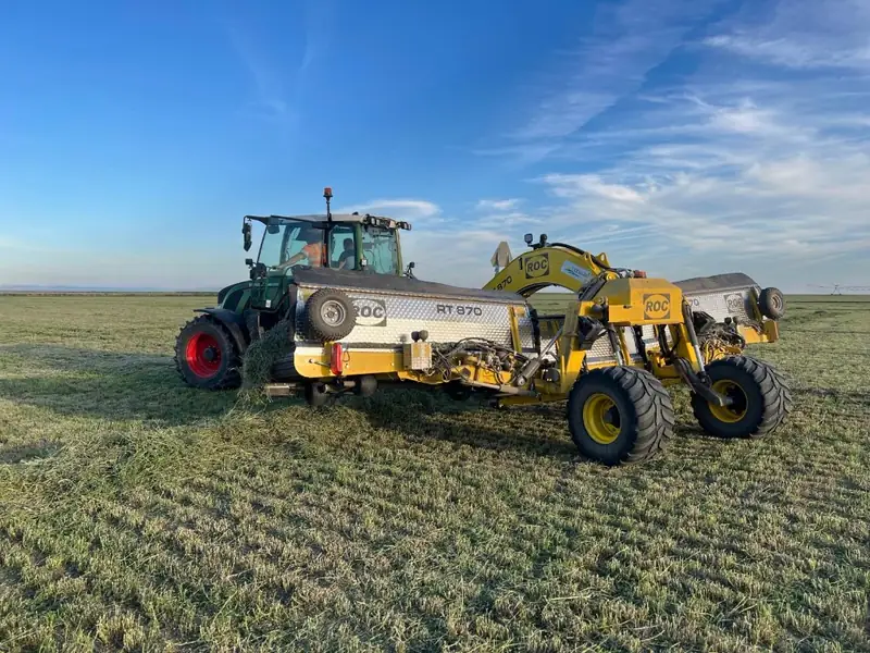 Tractor cu utilaj ROC RT 870 pe câmp
