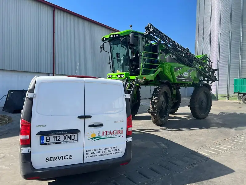 Mașină de service itagri lângă sprayer Grim